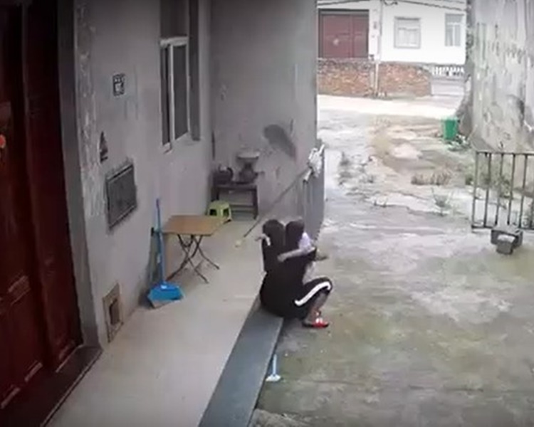 媽媽被嚇一跳抱住兒子安慰。網圖