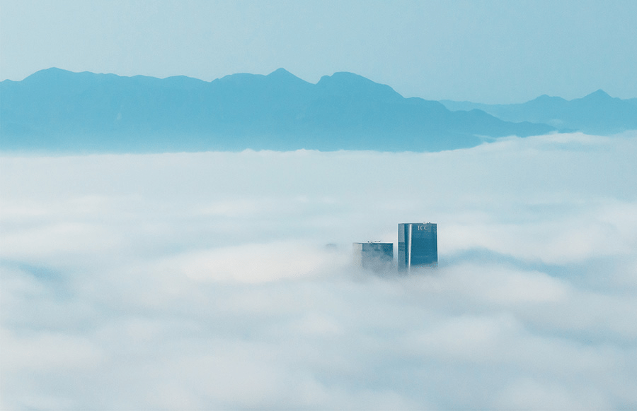 大雾中的福州宛若仙境。人民网