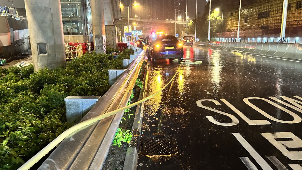 私家車被一條水喉擊中。 私家車被一條水喉擊中。