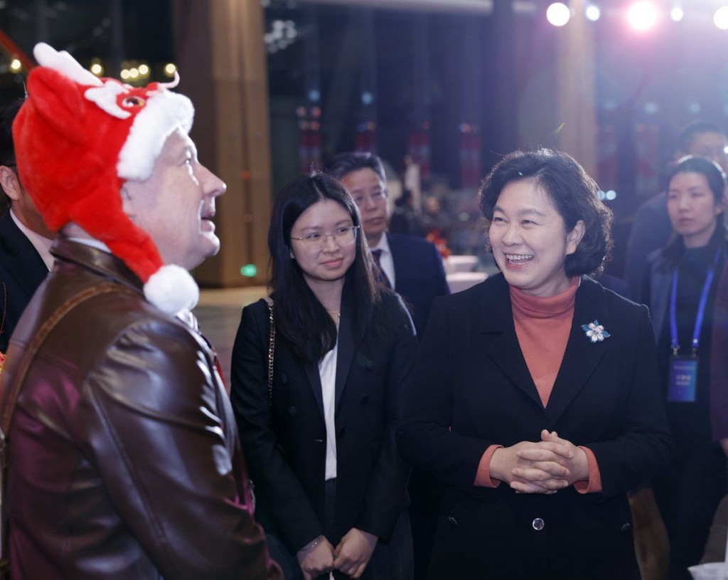 外交部部长助理华春莹与外国记者及家属互动。