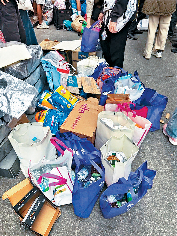 街坊自發捐贈物資到商戶收集點。