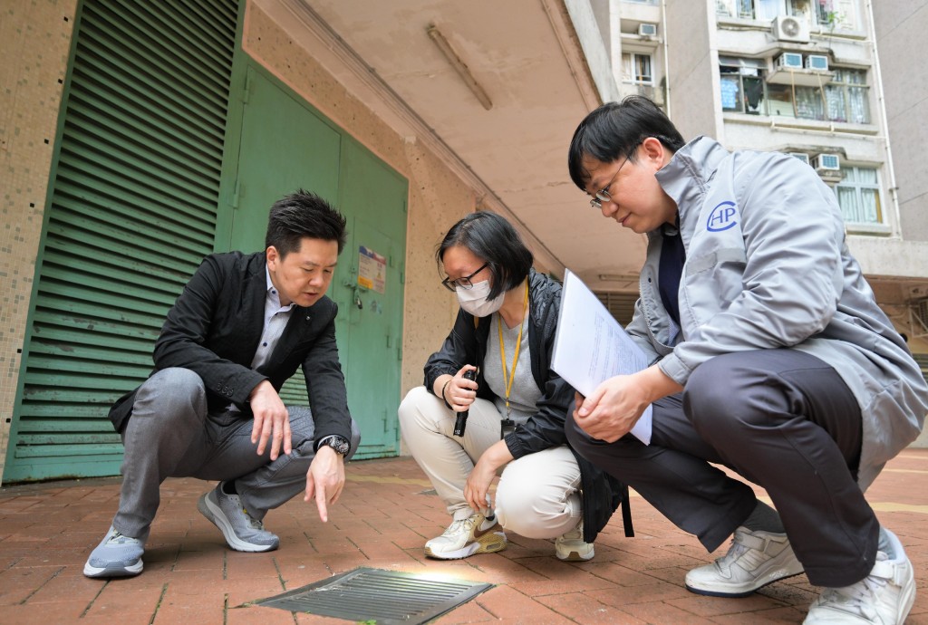 徐樂堅(左)強調,不能斷定區內已形成傳播鏈。 徐樂堅(左)強調,不能斷定區內已形成傳播鏈。