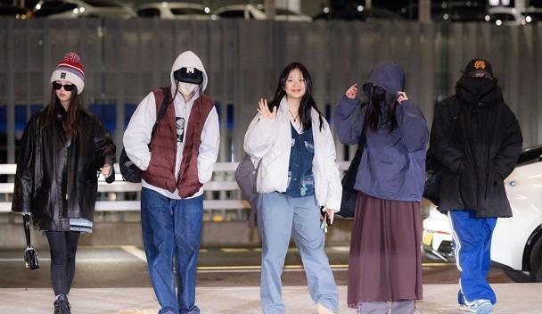 NewJeans昨早現身機場,飛往日本出席拼盤騷。 NewJeans昨早現身機場,飛往日本出席拼盤騷。
