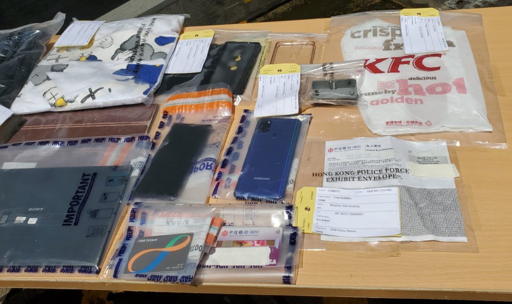 警方展示檢獲的贓物。林思明攝