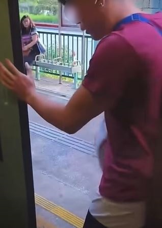 青年以身擋車門。fb 車cam L（香港群組）Soso Chan影片截圖 