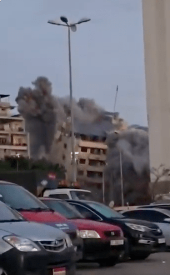 随后整栋建筑在漫天尘土中垂直崩塌。