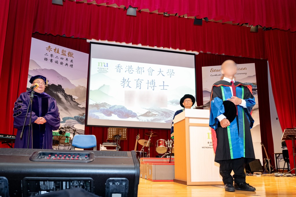 香港都會大學校長林群聲教授（中）及香港都會大學教育及語文學院院長錢志安教授（左）在典禮上頒授博士學位予一名在囚人士。政府新聞處圖片