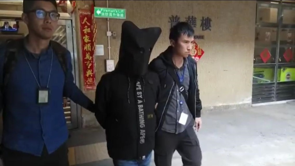 警方拘捕3名男子涉嫌燃放煙花。警方圖片