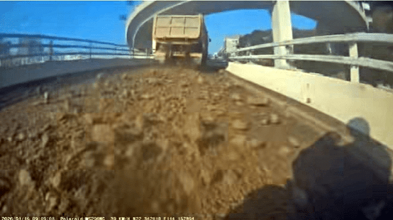 泥頭車車尾板突然鬆開，大量泥石傾倒而下。fb：車cam L（香港群組）