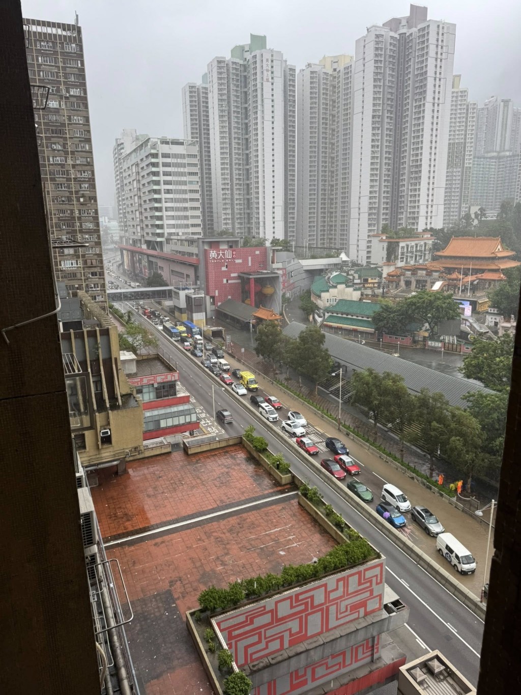 龍翔道近黃大仙站出現水浸,現場交通非常擠塞。FB:車Cam L(香港群組) 龍翔道近黃大仙站出現水浸,現場交通非常擠塞。FB:車Cam L(香港群組)