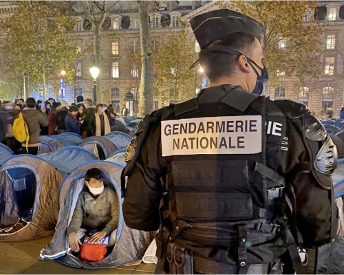 巴黎警方昨晚驱赶共和广场内的难民。网图