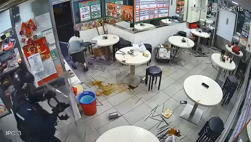 有警員靜悄悄靠近，最終前後夾攻將她撳地制服。