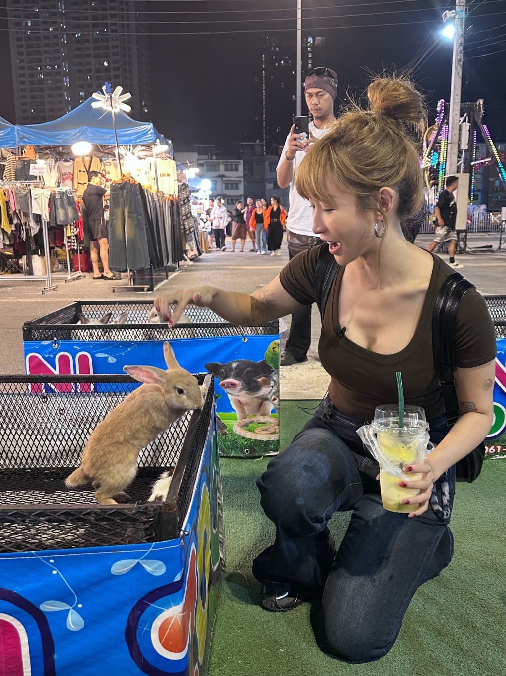 樂宜餵小動物，非常有愛心。