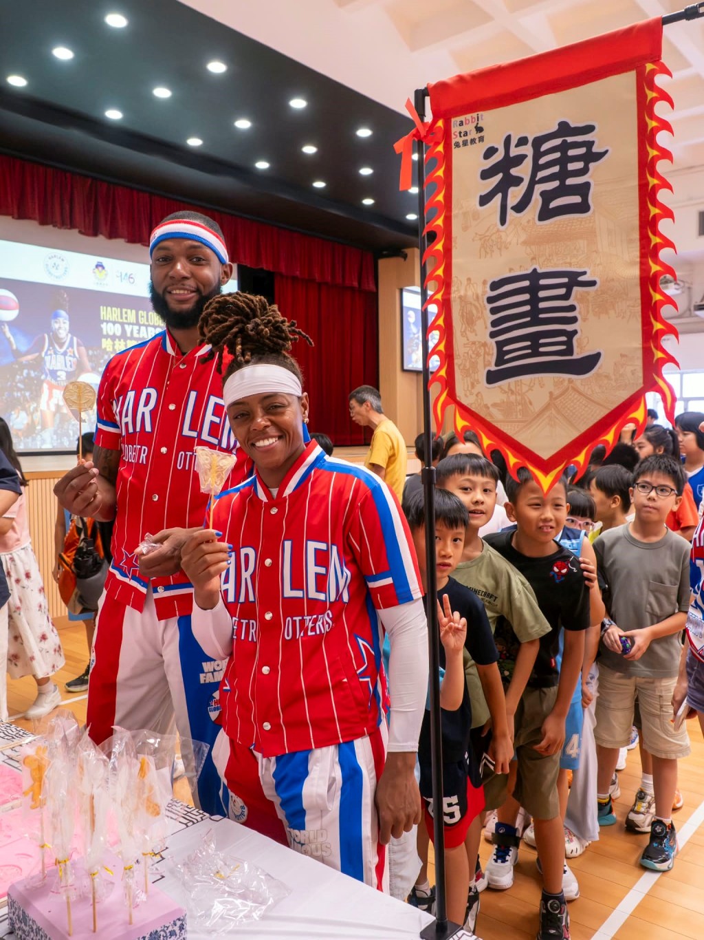 兩位籃球員試食中式糖畫,了解中國文化。 兩位籃球員試食中式糖畫,了解中國文化。