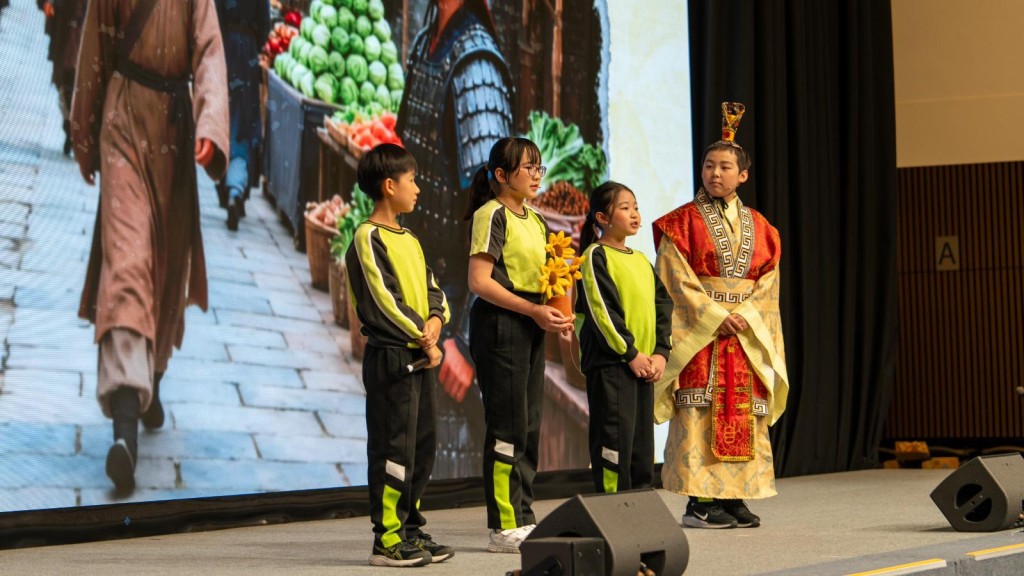 中小學生們表演中式步操、古今話劇以及舞蹈，使開幕典禮生色不少。