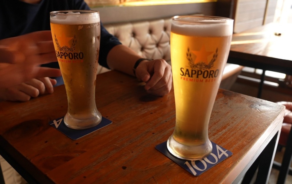 煒烈指兒子母親以前經常喝醉回家，兩人因而分開。