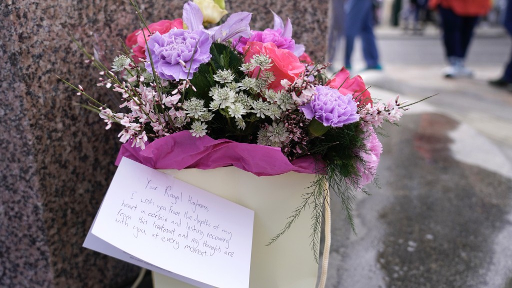 民众将花和字条放在温莎城堡外，祝福凯特早日康复。 美联社