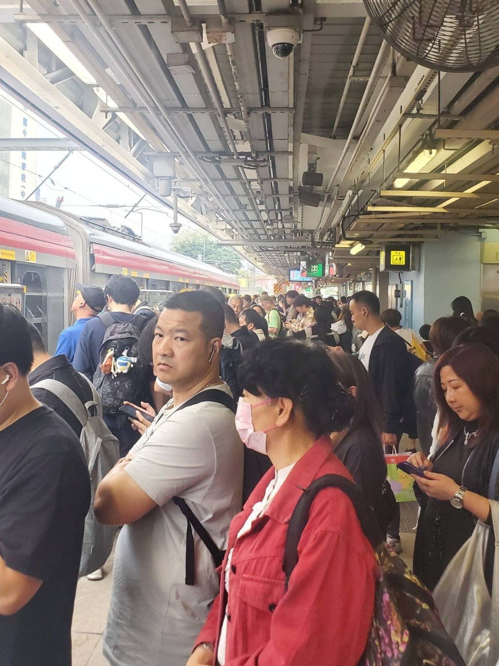 大批乘客滯留月台。FB：陳永泰@港鐵報料區 MTR posting group  