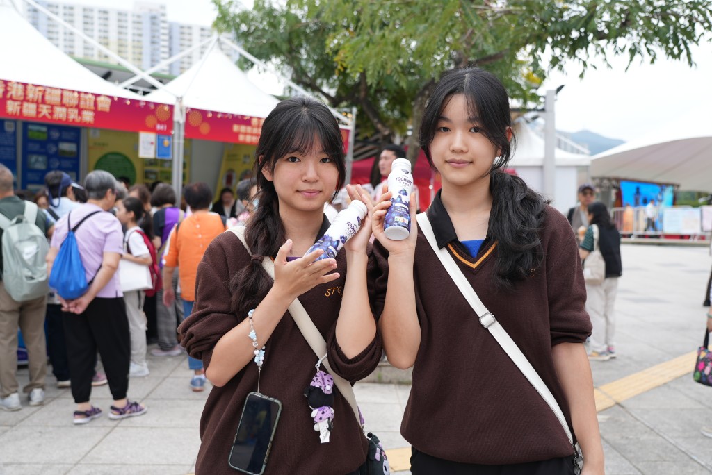 （左起）卢同学和梁同学结伴来国庆市集游览。