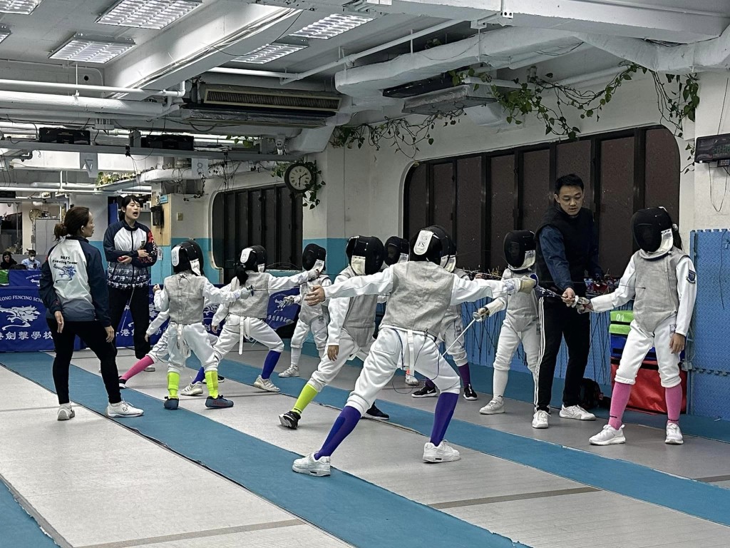 前香港劍擊代表隊教練黃贊所創立的香港劍擊學校
