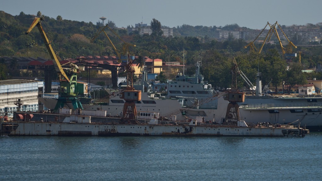 周三停靠在哈瓦那港的古巴海岸防衛隊船隻。美聯社