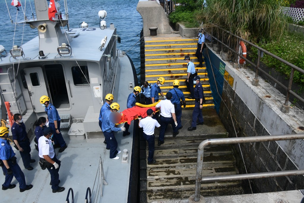 女子获救后送返小西湾公众码头上岸。