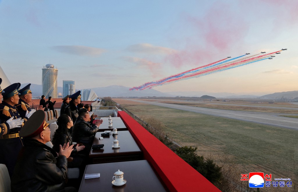 金正恩偕同女兒金主愛出席北韓空軍80週年紀念活動。路透社