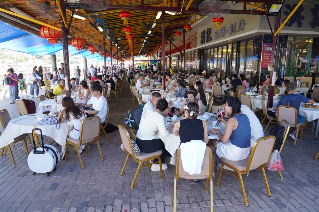 於中式酒樓、小菜館及一般快餐店，他認為除非位處旅遊區，否則申請意欲料不高。