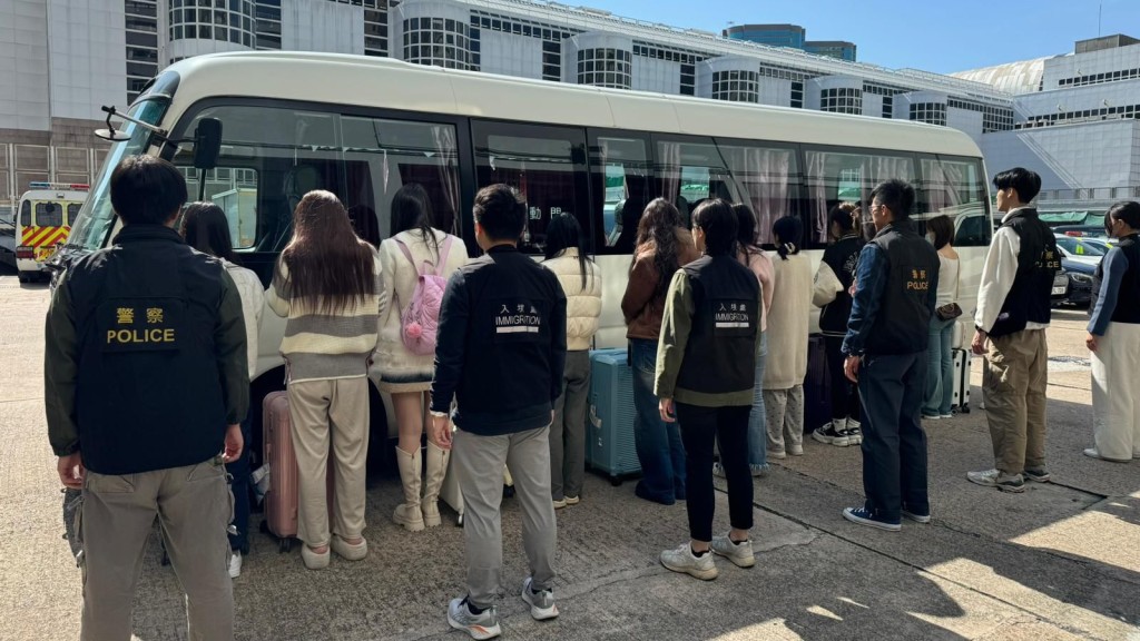 警方聯同入境處西九龍打擊黑工及掃黃,拘捕45人。警方圖片