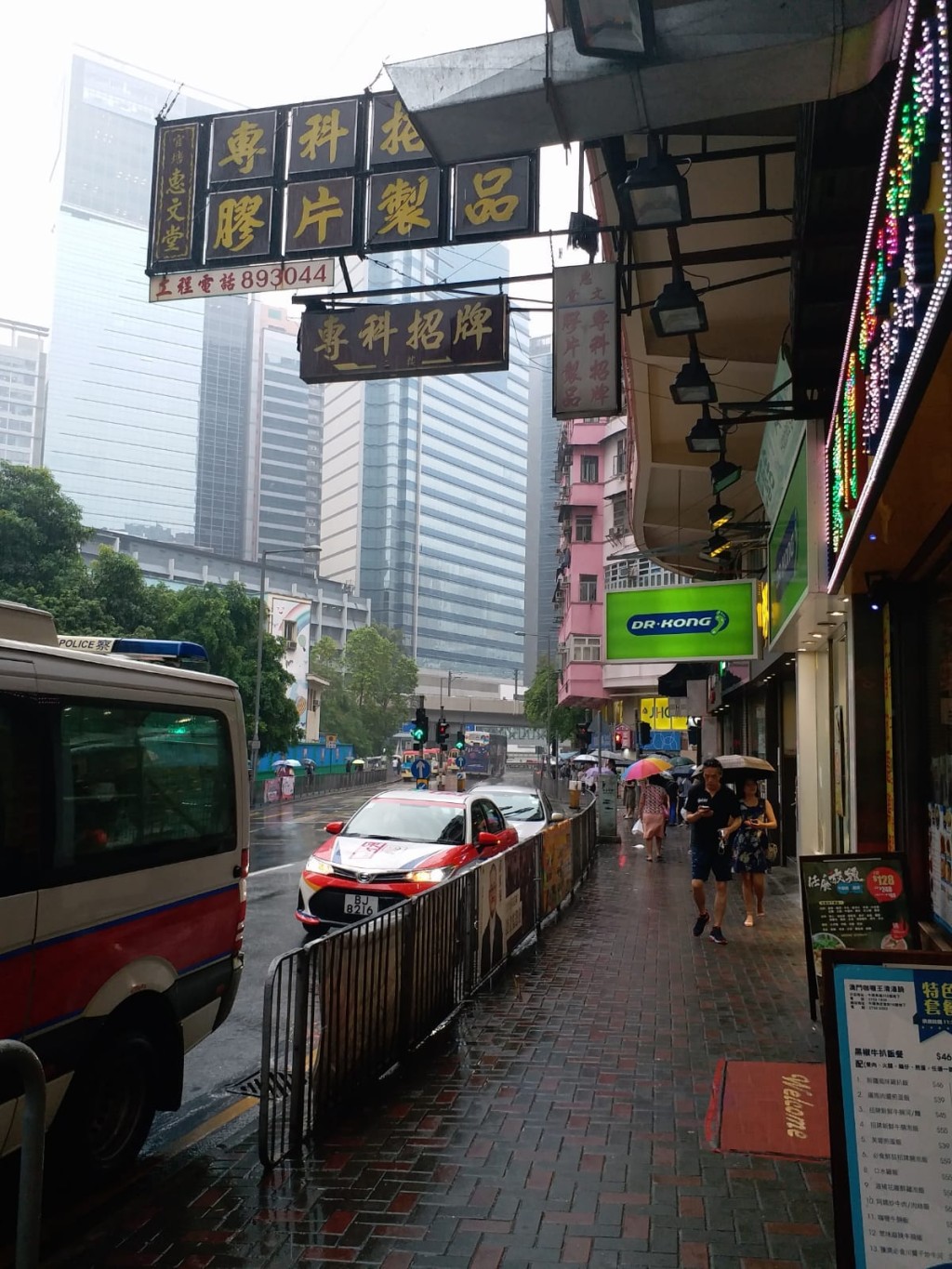 一名男途人遭一條長約5呎的金屬鐵枝擊中,輕傷送院。 梁國峰攝
