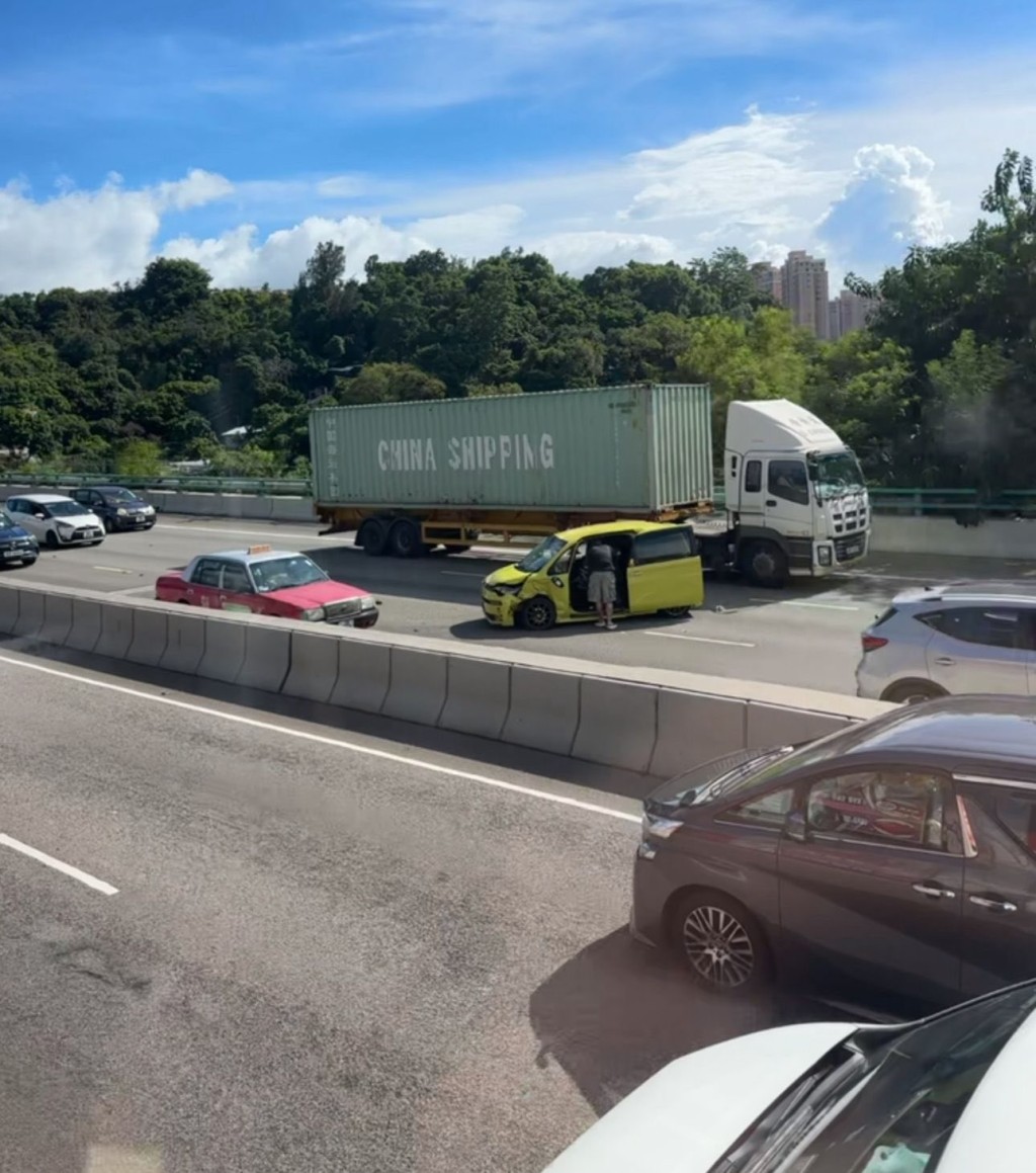 黃色私家車車身及車頭損毀。網上圖片