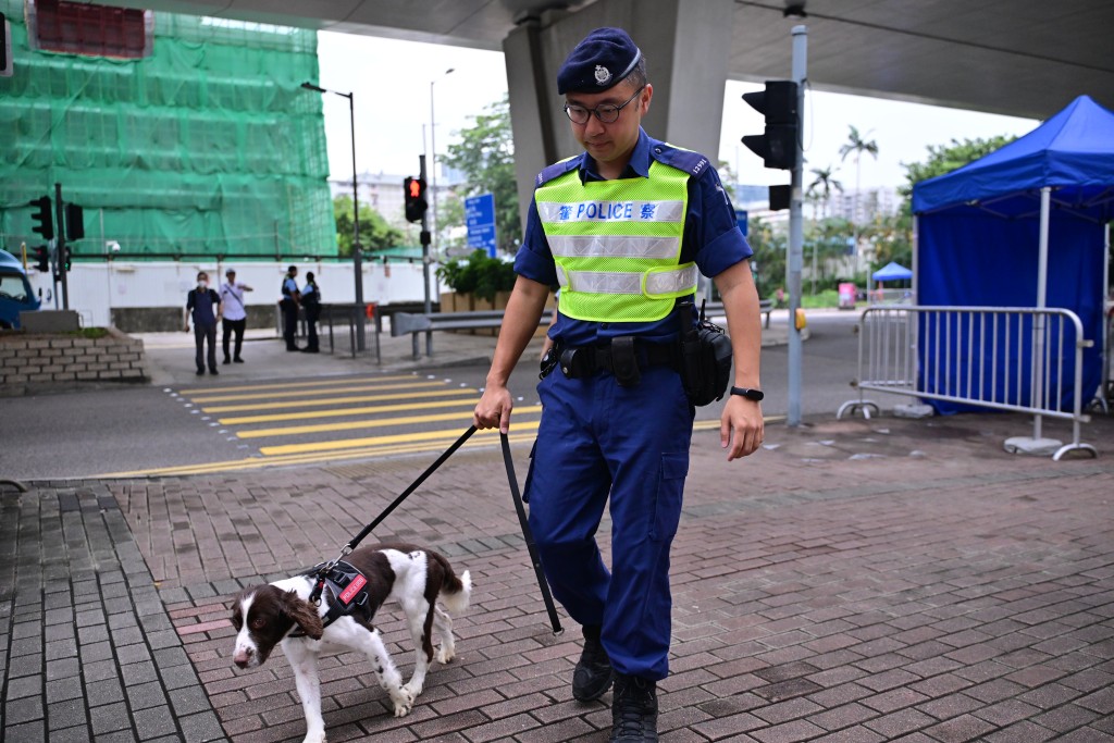 警方法院外带同警犬巡逻。
