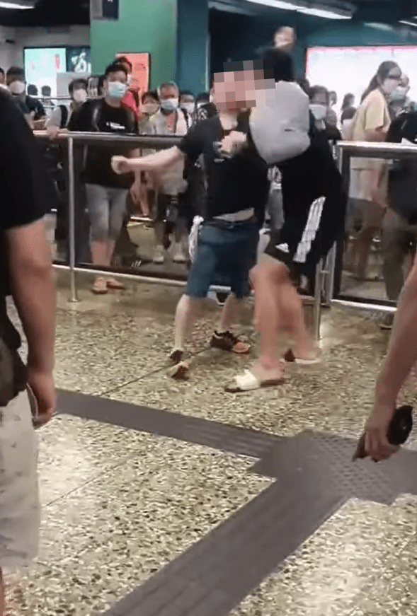 兩男深水埗港鐵站激戰。影片截圖