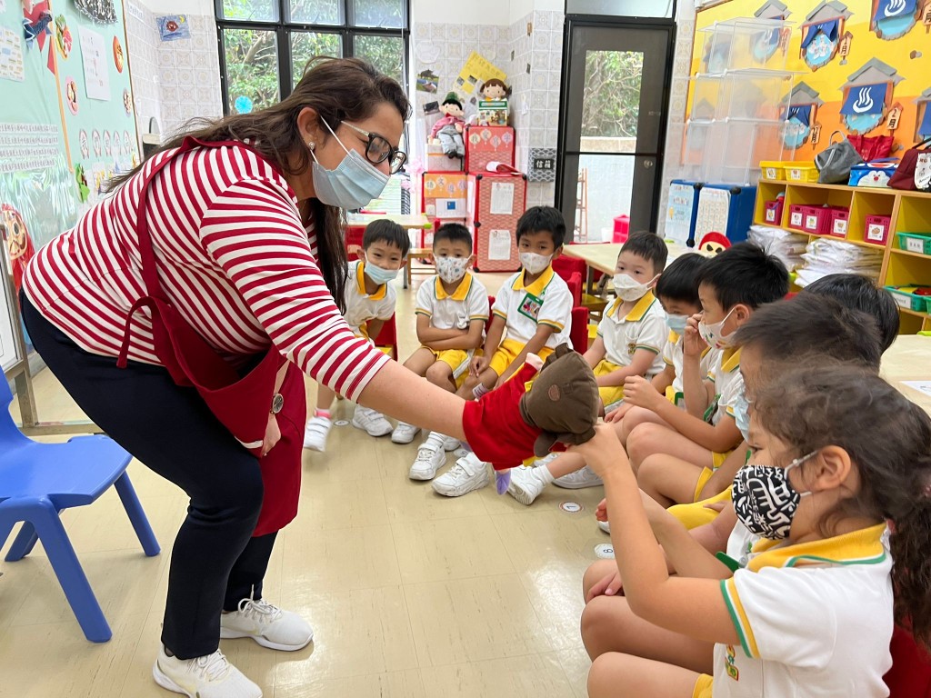 青衣分校的NET與小朋友以手偶互動。 青衣分校的NET與小朋友以手偶互動。