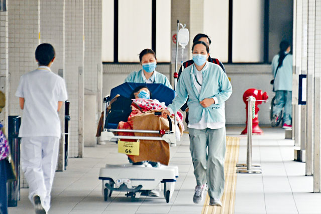 本港醫護人員進行第二日罷工，瑪嘉烈醫院的醫護人員，正推着臥牀病人往治理。
　　