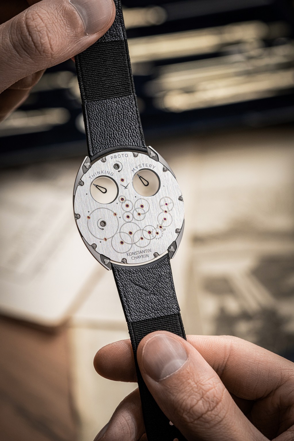 超薄腕錶為顧及整體剛性，錶背要同時擔當K.23-3.1手上鏈機芯主夾板的重任。