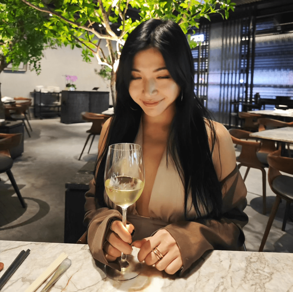 陈思圻与「永远的number one」吃高档美味的中菜后享受香槟。