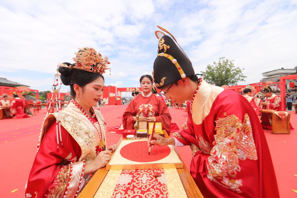 內地多地景區七夕前後推出新婚夫妻憑結婚證免門票活動。新華社