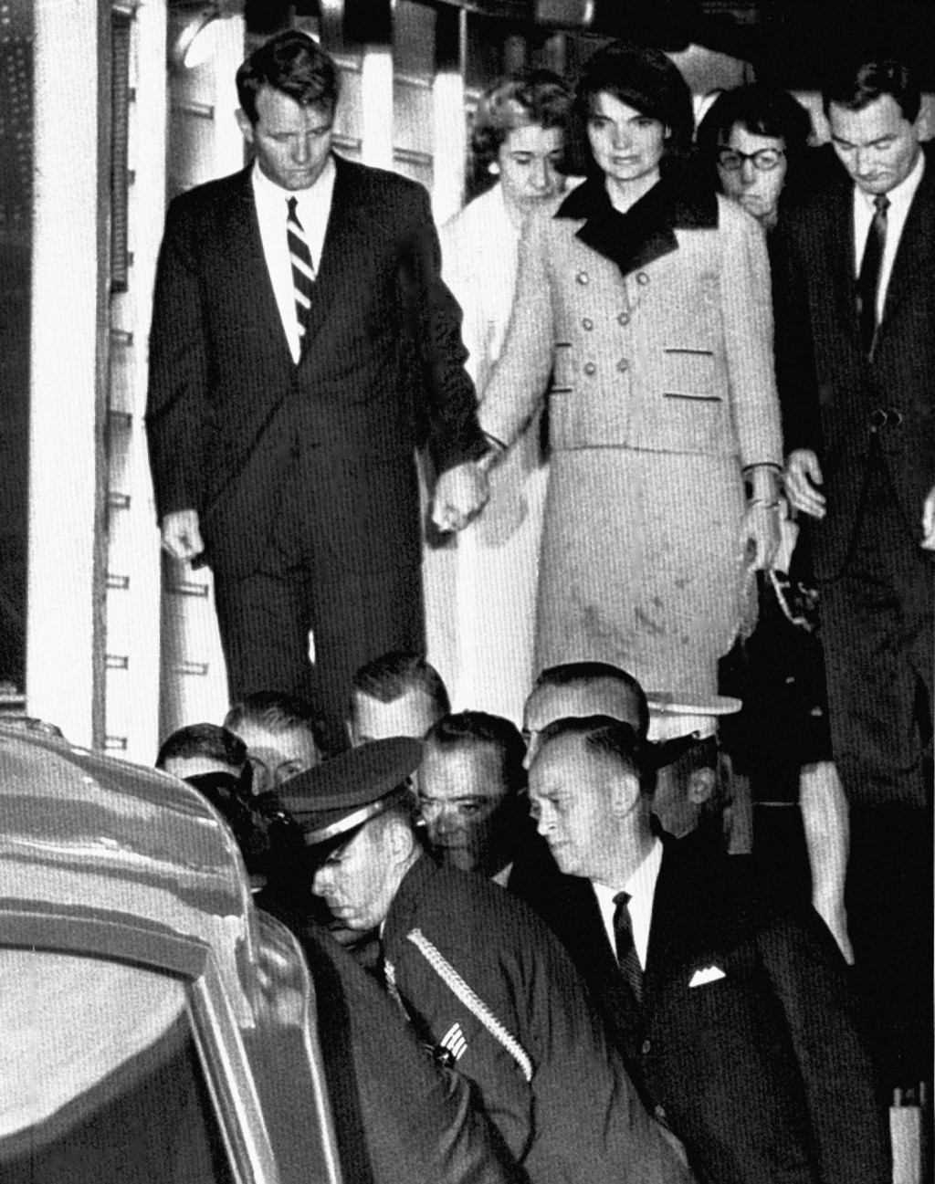 積琪蓮在小叔羅拔甘迺迪陪同下，目送總統遺體被送上救護車。