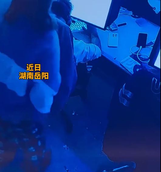岳陽男子包房打機期間，被闖入的女子猥褻。@河南法制報