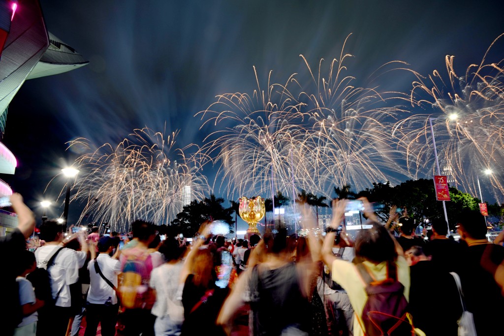 在湾仔金紫荆广场观赏烟花的市民欢呼喝采。苏正谦摄