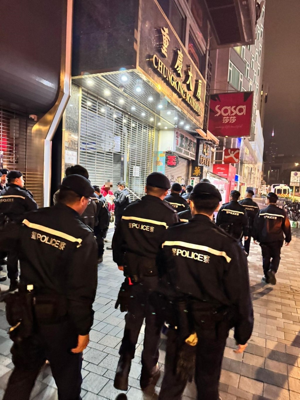 警方突擊搜查全港多個罪案黑點及懷疑非法場所。警方圖片