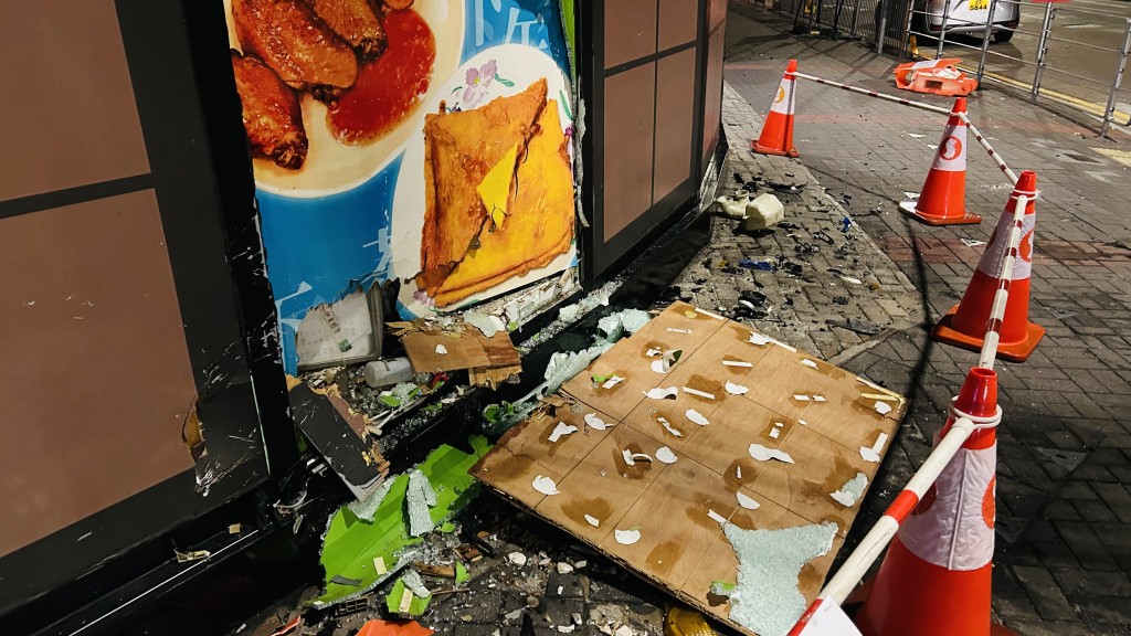 餐廳外牆損毀。蔡楚輝攝 餐廳外牆損毀。蔡楚輝攝