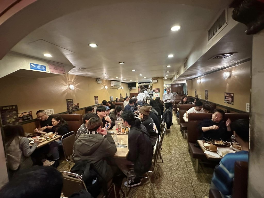 哥登堡餐廳是少數仍然保留懷舊裝潢的港式西餐廳，昏黃燈光配合皮椅卡位，充滿老香港情懷