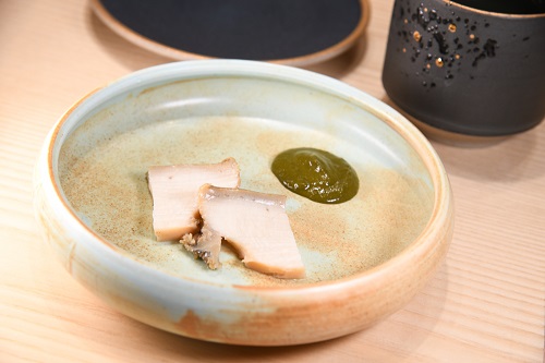 九州黑鮑魚黑鮑魚是日本鮑魚中的極品，經過慢煮後保留原有甜美口感，愈咀嚼愈有鮮味。