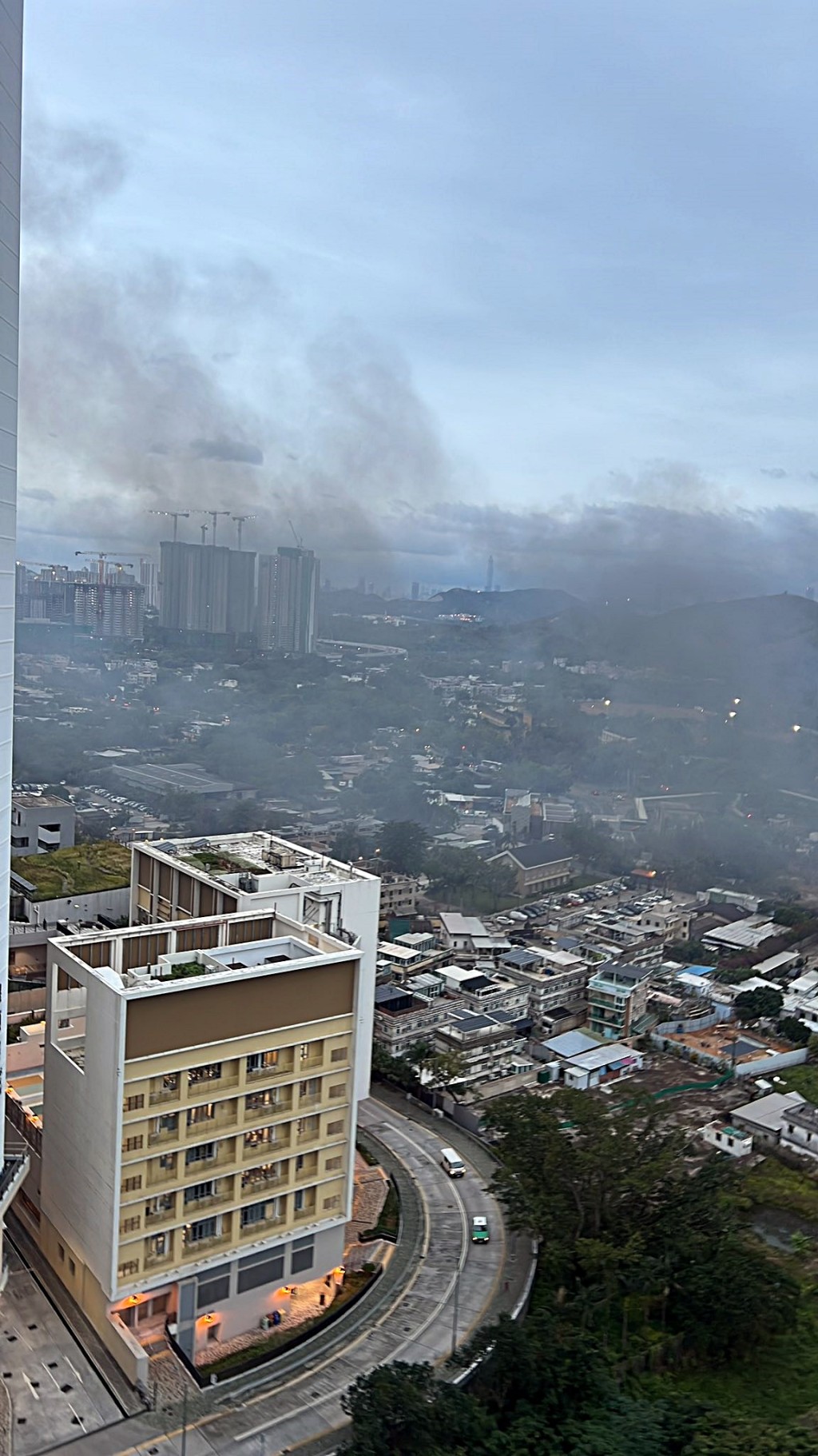 濃煙席捲半空。 網圖 濃煙席捲半空。 網圖