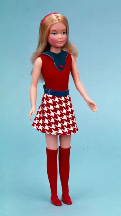 美泰兒公司希望讓小朋友認識青春期，在1975年推出 Barbie的妹妹 Skipper。（圖片來源： MATTEL）