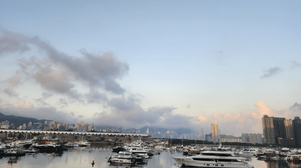 本港地區今日大致天晴。日間酷熱，市區最高氣溫約33度，新界再高一兩度。黎志偉攝