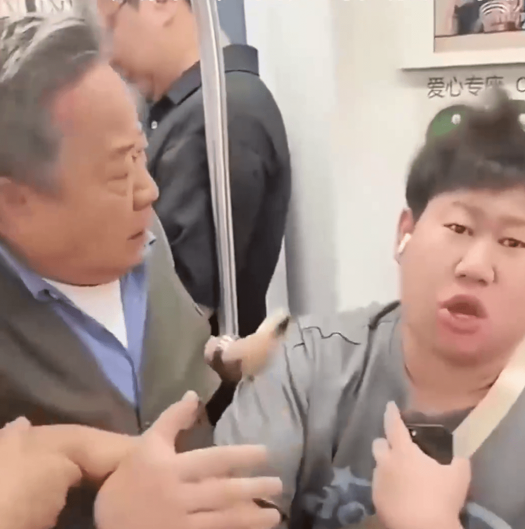 年輕男乘客:這種態度,我怎麽讓,他的嗓門比我都大。 年輕男乘客:這種態度,我怎麽讓,他的嗓門比我都大。