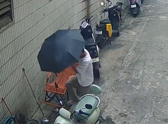 男子猝死摇摇椅上，引起网民热烈讨论生命。